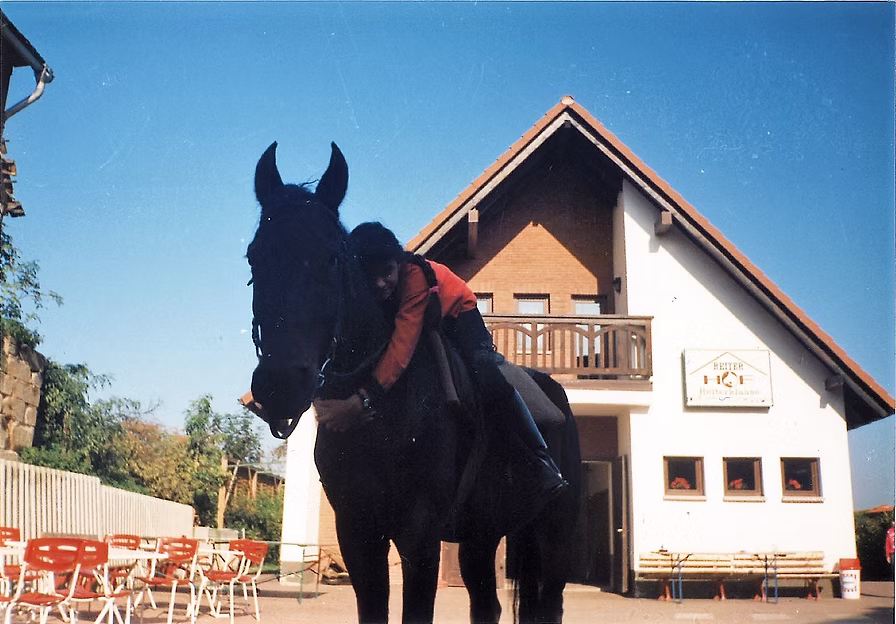 Dr. Manja Baunack working with a horse.